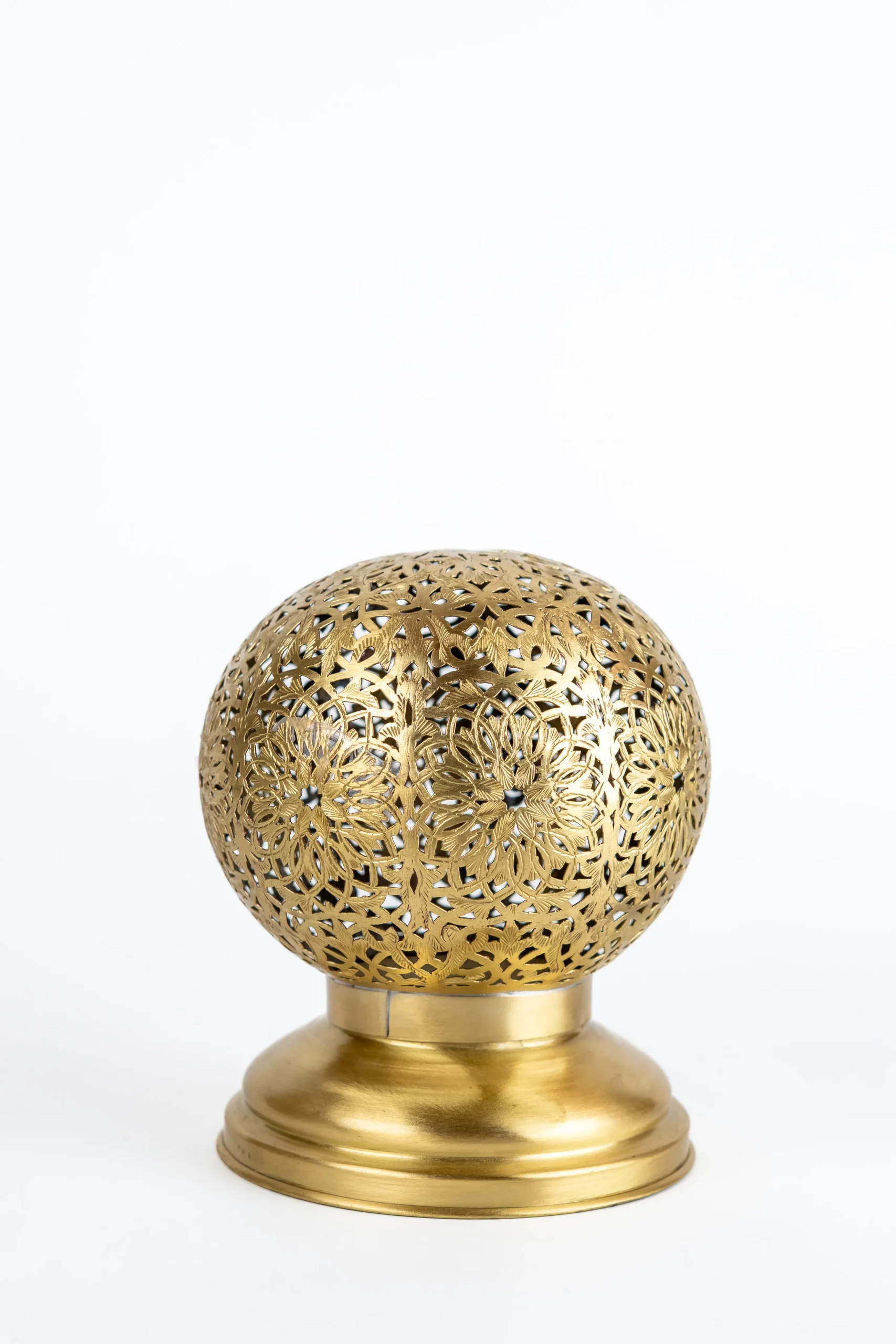 Moroccan Brass Table Lamp – Antique Floral Design | Trésors El Mamoun