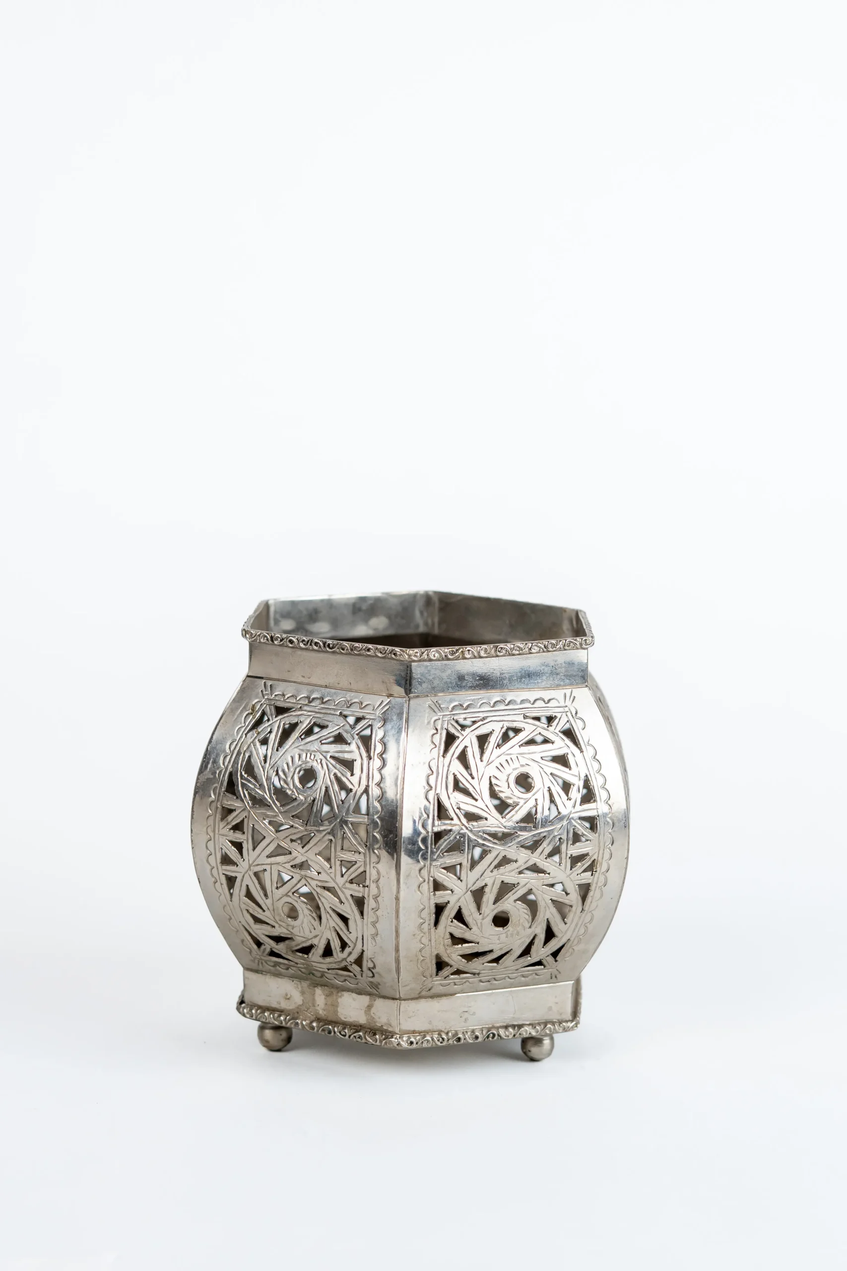 Handcrafted Moroccan Table Lamp – Antique Brass Hexagon with Geometric Piercing