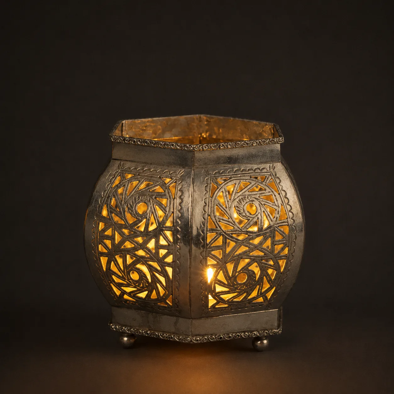 Handcrafted Moroccan Table Lamp egg-shaped – Antique Brass Hexagon with Geometric Piercing