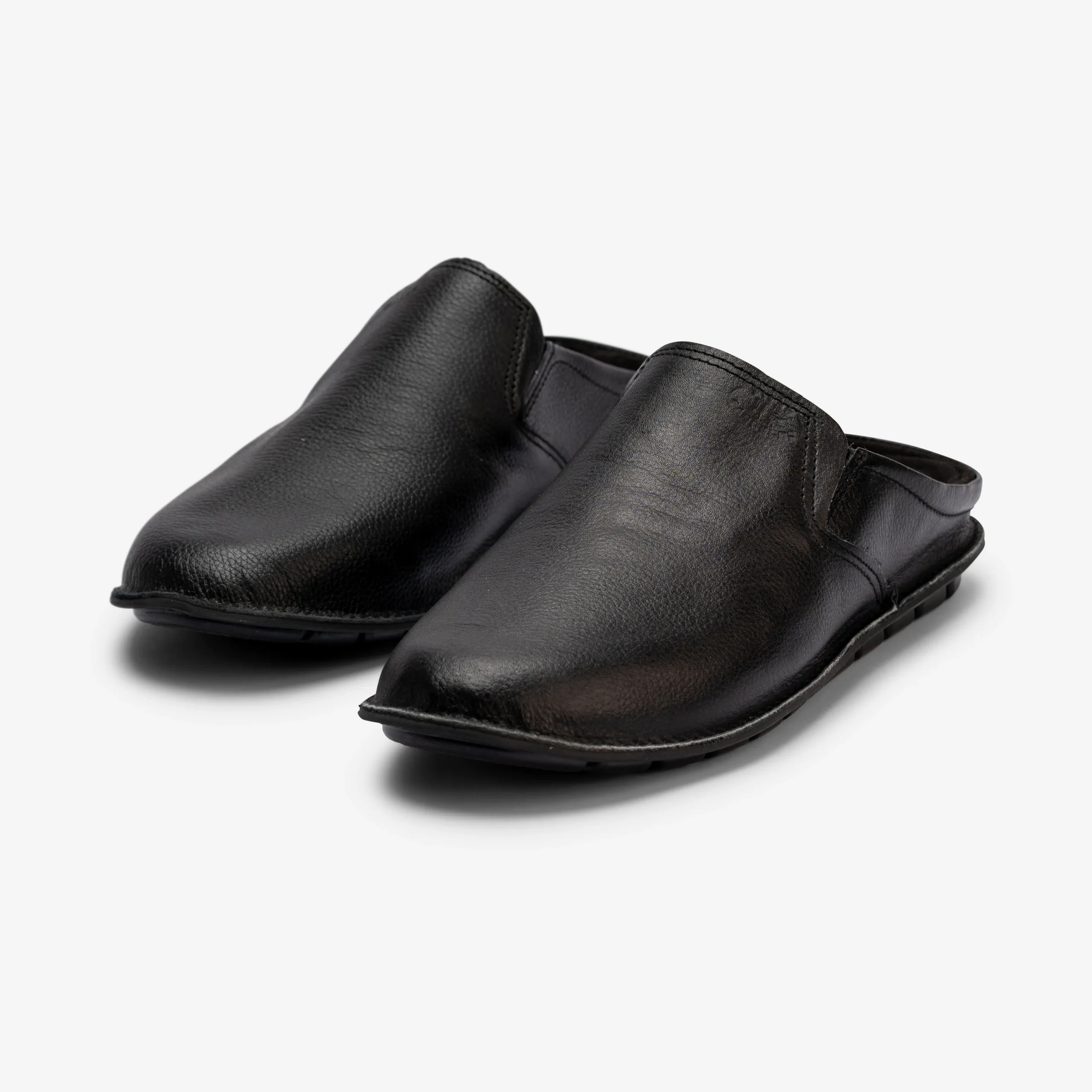 Step into everyday comfort with our black Moroccan leather mules. Handcrafted with a durable rubber sole, perfect for indoor and casual wear.