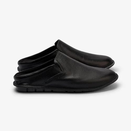 Step into everyday comfort with our black Moroccan leather mules. Handcrafted with a durable rubber sole, perfect for indoor and casual wear.