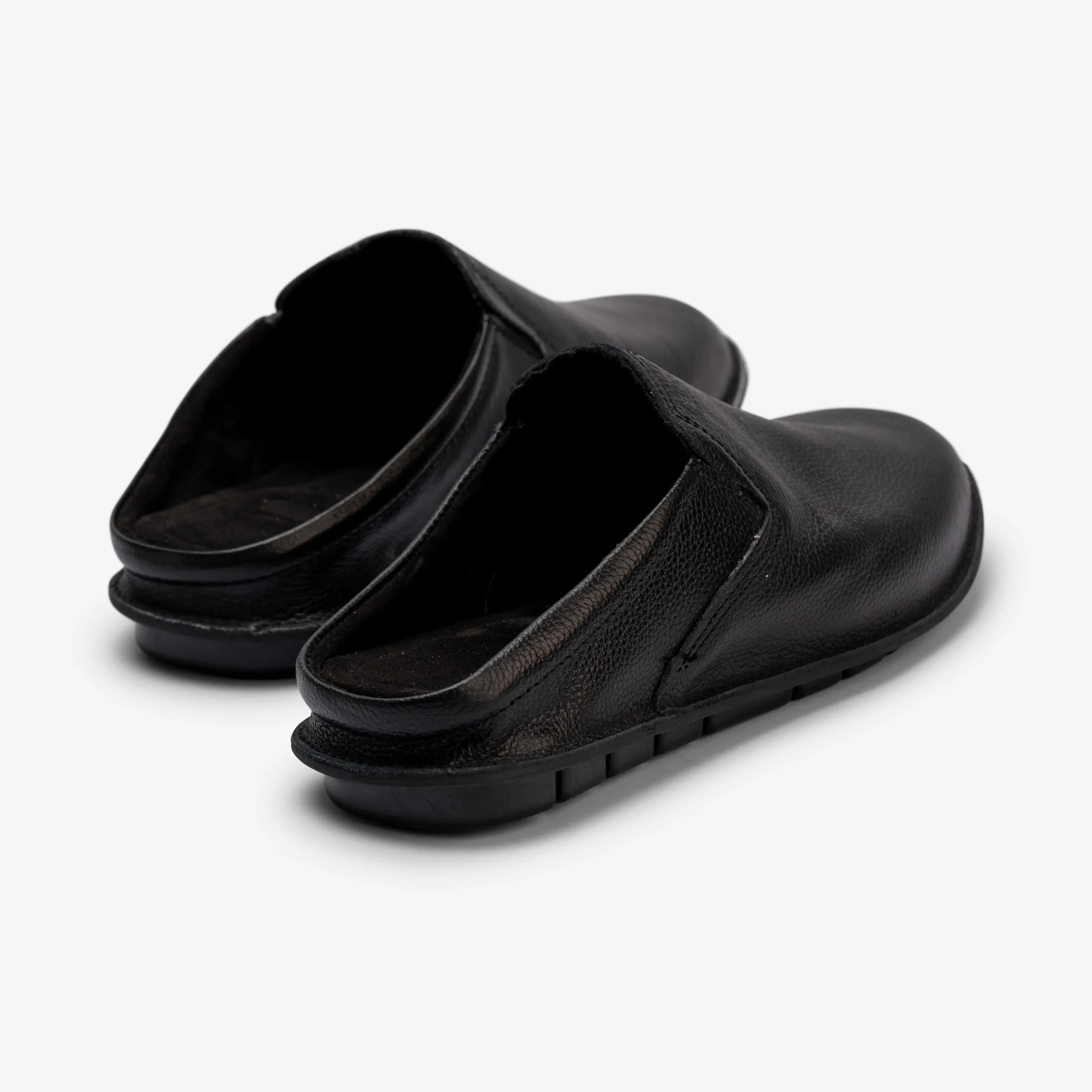 Step into everyday comfort with our black Moroccan leather mules. Handcrafted with a durable rubber sole, perfect for indoor and casual wear.
